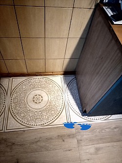 Jeigu reikia paslėpti, broką tai nupiešė su photo redagavimo programa  kleckus, 1vnt grindinės porcelianinės  plytelės, kaina buvo 122 eurai, bet pirko  nukainuotą iš salono už 5 eurus už vienetą, per pigiai remontavo, o ir vinilas pigus..😁🤣